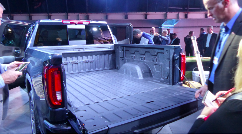 Illustration for article titled Here's Exactly How The 2019 GMC Sierra's Six-Way Tailgate Works